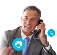 Imagem de um homem de terno e gravata falando no telefone.